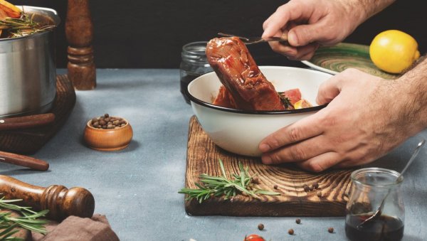 МЕСО ЋЕ БИТИ СОЧНО, МЕКАНО И ПРЕУКУСНО: Најбоља маринада на свету МЕСО ЋЕ БИТИ СОЧНО, МЕКАНО И ПРЕУКУСНО: Најбоља маринада на свету