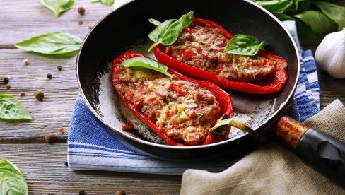 PUNJENI OPANCI: Specijalitet od paprika za nezaboravan i lagan ručak PUNJENI OPANCI: Specijalitet od paprika za nezaboravan i lagan ručak