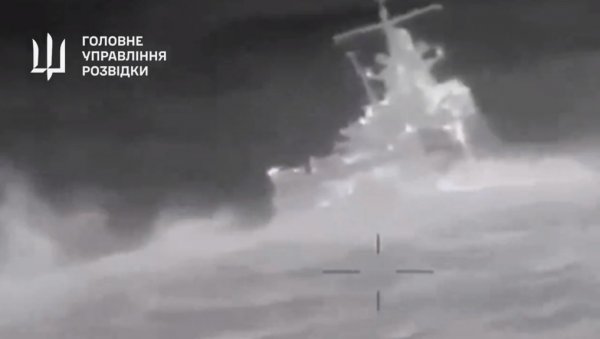 ПОТОПЉЕН ЈОШ ЈЕДАН РУСКИ БРОД: Пловило није издржало масиван удар дронова Магура В5, напад био намењен Кримском мосту? (ВИДЕО) ПОТОПЉЕН ЈОШ ЈЕДАН РУСКИ БРОД: Пловило није издржало масиван удар дронова Магура В5, напад био намењен Кримском мосту? (ВИДЕО)