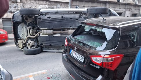 NESVAKIDAŠNJA NESREĆA U CENTRU BEOGRADA: Prevrnuo se džip, razlog je neverovatan (FOTO/VIDEO)