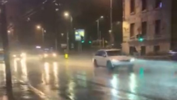 ЈАКО НЕВРЕМЕ ПОГОДИЛО БЕОГРАД: Грми и сева, а киша лије као из кабла (ВИДЕО) ЈАКО НЕВРЕМЕ ПОГОДИЛО БЕОГРАД: Грми и сева, а киша лије као из кабла (ВИДЕО)