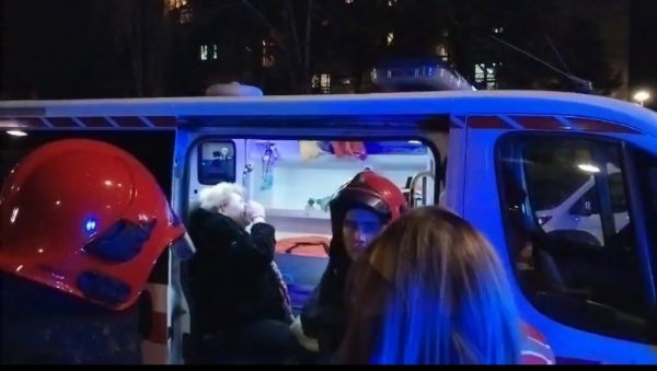 ЖЕНА КОЈА ЈЕ ИЗАЗВАЛА ПОЖАР, ПОКУШАЛА ДА УЂЕ У ЗГРАДУ: Ватрогасци је спречили, она јаукала и плакала (ВИДЕО) ЖЕНА КОЈА ЈЕ ИЗАЗВАЛА ПОЖАР, ПОКУШАЛА ДА УЂЕ У ЗГРАДУ: Ватрогасци је спречили, она јаукала и плакала (ВИДЕО)