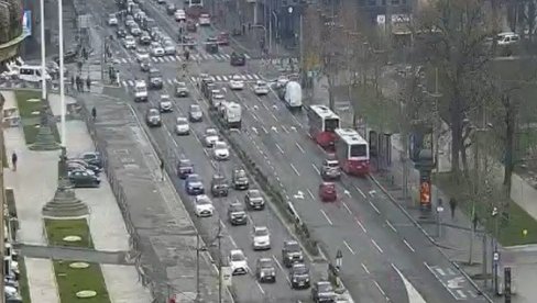 AUTOMOBILI JEDVA DA SE KREĆU: Velike gužve u prestonici, ako možete, izbegavajte ove delove grada (FOTO) AUTOMOBILI JEDVA DA SE KREĆU: Velike gužve u prestonici, ako možete, izbegavajte ove delove grada (FOTO)