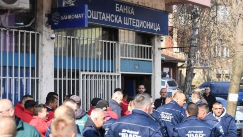 NIŠTA NAS NEĆE POKOLEBATI, BORIĆEMO SE ZA SVOJA PRAVA: Radnici gradskog vodovoda i JKP Standard u redovima za svoje dinare NIŠTA NAS NEĆE POKOLEBATI, BORIĆEMO SE ZA SVOJA PRAVA: Radnici gradskog vodovoda i JKP Standard u redovima za svoje dinare