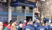 НИШТА НАС НЕЋЕ ПОКОЛЕБАТИ, БОРИЋЕМО СЕ ЗА СВОЈА ПРАВА: Радници градског водовода и ЈКП Стандард у редовима за своје динаре