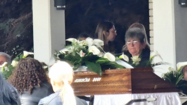 МАРТИНИН САНДУК ИЗМЕЂУ САНДУКА СИНОВА: Потресне сцене са сахране двоје малишана и њихове мајке која је скочила у смрт (ФОТО/ВИДЕО) МАРТИНИН САНДУК ИЗМЕЂУ САНДУКА СИНОВА: Потресне сцене са сахране двоје малишана и њихове мајке која је скочила у смрт (ФОТО/ВИДЕО)