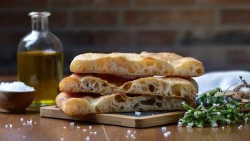 NAJMEKŠA, NAJUKUSNIJA I NAJLEPŠA POGAČA SA BELIM LUKOM: Italijani su bogovi testa, a ovo je njihov recept za fokaču NAJMEKŠA, NAJUKUSNIJA I NAJLEPŠA POGAČA SA BELIM LUKOM: Italijani su bogovi testa, a ovo je njihov recept za fokaču