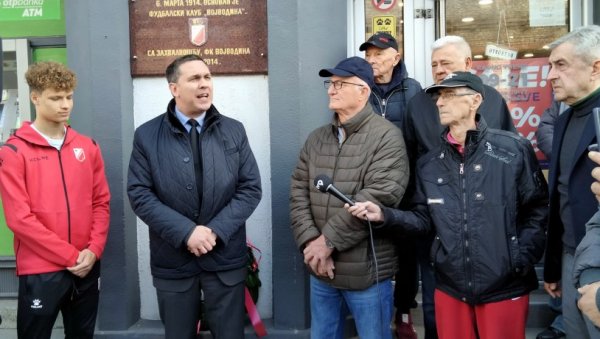 ЛОВОРОВ ВЕНАЦ НА СПОМЕН-ПЛОЧУ: Фудбалери Војводине обележили 110 година од оснивања клуба ЛОВОРОВ ВЕНАЦ НА СПОМЕН-ПЛОЧУ: Фудбалери Војводине обележили 110 година од оснивања клуба
