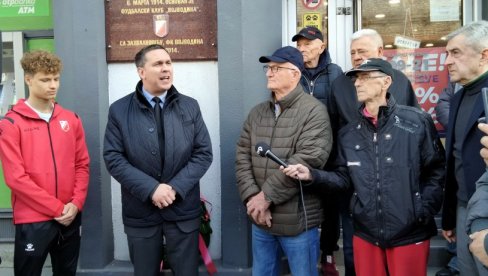 LOVOROV VENAC NA SPOMEN-PLOČU: Fudbaleri Vojvodine obeležili 110 godina od osnivanja kluba LOVOROV VENAC NA SPOMEN-PLOČU: Fudbaleri Vojvodine obeležili 110 godina od osnivanja kluba