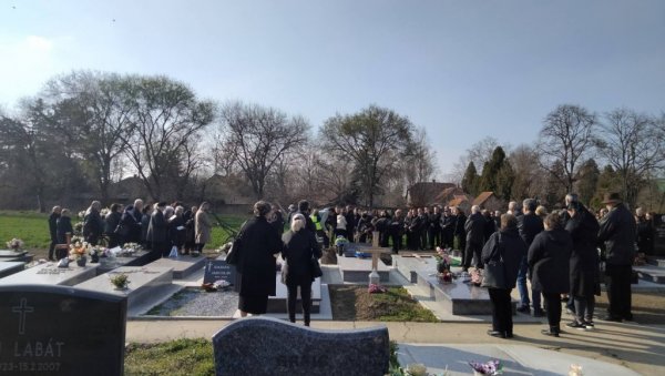 МАРТИНУ ОД ПОРОДИЦЕ ОДВОЈИО МУЖ: Мук на сахрани у Бачком Петровцу, мајка и синови почивају у истој раки (ВИДЕО) МАРТИНУ ОД ПОРОДИЦЕ ОДВОЈИО МУЖ: Мук на сахрани у Бачком Петровцу, мајка и синови почивају у истој раки (ВИДЕО)