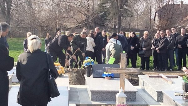 САХРАЊЕНА МАРТИНА И ЊЕНИ СИНОВИ: Мајка и два дечака почивају у заједничкој гробници (ВИДЕО) САХРАЊЕНА МАРТИНА И ЊЕНИ СИНОВИ: Мајка и два дечака почивају у заједничкој гробници (ВИДЕО)