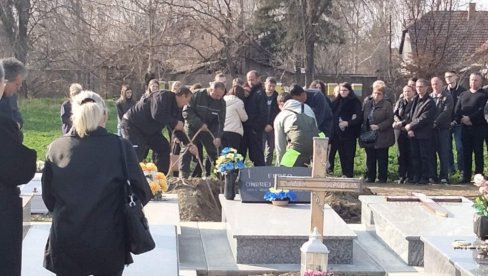 SAHRANJENA MARTINA I NJENI SINOVI: Majka i dva dečaka počivaju u zajedničkoj grobnici (VIDEO) SAHRANJENA MARTINA I NJENI SINOVI: Majka i dva dečaka počivaju u zajedničkoj grobnici (VIDEO)