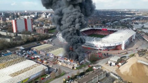 DRAMA U ENGLESKOJ! Veliki požar kod poznatog stadiona (VIDEO) DRAMA U ENGLESKOJ! Veliki požar kod poznatog stadiona (VIDEO)
