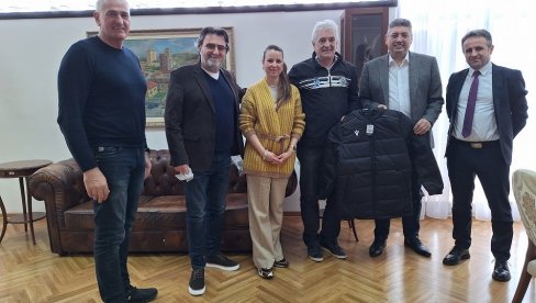 POBODOM ČETIRI DECENIJE POSTOJANJA FK KRAJIŠNIK: Jakne veteranima kluba POBODOM ČETIRI DECENIJE POSTOJANJA FK KRAJIŠNIK: Jakne veteranima kluba