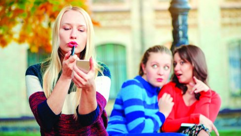 ŠMINKA JE KOŠTALA SLOBODE: Žena iz Kalifornije osuđena na više od pet godina zatvora zbog krađe kozmetike ŠMINKA JE KOŠTALA SLOBODE: Žena iz Kalifornije osuđena na više od pet godina zatvora zbog krađe kozmetike
