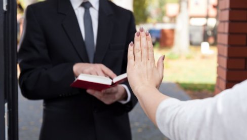 AGRESIVNI MISIONARI KRIJU SE IZA ZAKONA: Ubistva i samoubistva koja su ove godine potresla Srbiju po čemu su imala rukopis sekti AGRESIVNI MISIONARI KRIJU SE IZA ZAKONA: Ubistva i samoubistva koja su ove godine potresla Srbiju po čemu su imala rukopis sekti