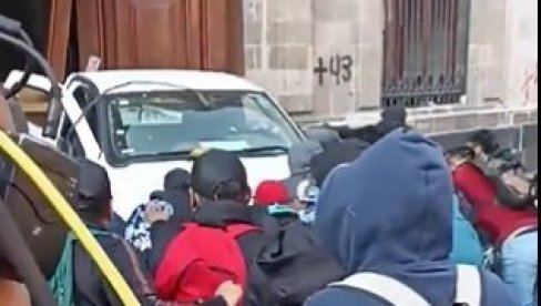 DEMONSTRANTI U MEKSIKU UPALI U PREDSEDNIČKU PALATU: Policija upotrebila suzavac da rastera grupu (VIDEO) DEMONSTRANTI U MEKSIKU UPALI U PREDSEDNIČKU PALATU: Policija upotrebila suzavac da rastera grupu (VIDEO)