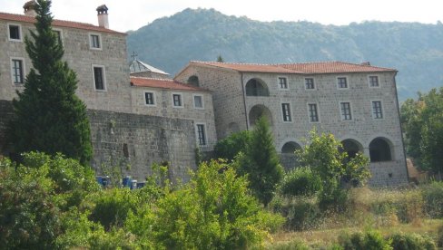 SRBIN UHAPŠEN ZBOG POKUŠAJA UBISTVA U MANASTIRU KOD BUDVE: Zario čoveku nož u vrat - sukobila se dva iskušenika i gost