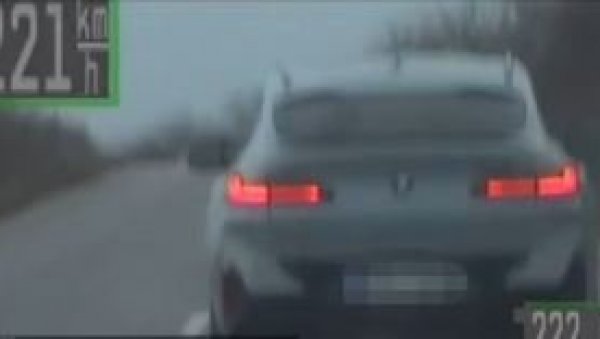 ВОЗИЛА БМВ 220 КИЛОМЕТАРА НА САТ: Полиција на путу Дољевац‒Ниш зауставила турску држављанку (ВИДЕО) ВОЗИЛА БМВ 220 КИЛОМЕТАРА НА САТ: Полиција на путу Дољевац‒Ниш зауставила турску држављанку (ВИДЕО)