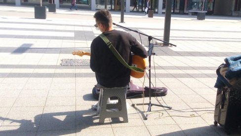 ZABAVA ZA LJUBITELJE MUZIKE: Ulični koncert za gitaru u centru Požarevca