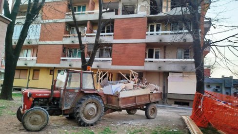 ВРАЋА СЕ ДЕО - 13 ПОРОДИЦА: У згради у Параћину оштећеној експлозијом плина под забраном девет станова ВРАЋА СЕ ДЕО - 13 ПОРОДИЦА: У згради у Параћину оштећеној експлозијом плина под забраном девет станова