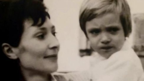 OVO SMO MAMA I JA... Emotivna objava predsednika Vučića - podelio stare porodične fotografije (FOTO) OVO SMO MAMA I JA... Emotivna objava predsednika Vučića - podelio stare porodične fotografije (FOTO)