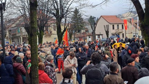 PORUKE MRŽNJE MILOGORACA NA CETINJU: Srbija je imala zastavu sa svinjskom glavom PORUKE MRŽNJE MILOGORACA NA CETINJU: Srbija je imala zastavu sa svinjskom glavom