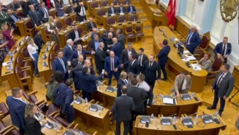 HAOS NA CETINJU: Tuča u Skupštini - Huter izvređao Mandića, Montenegrini divljaju (VIDEO) HAOS NA CETINJU: Tuča u Skupštini - Huter izvređao Mandića, Montenegrini divljaju (VIDEO)