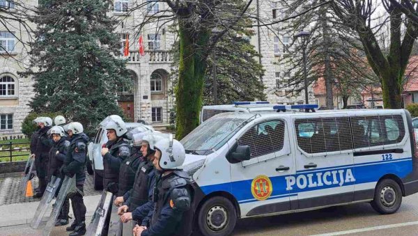 МОНТЕНЕГРИНИ НАПАЛИ КНЕЖЕВИЋА И МАНДИЋА НА ЦЕТИЊУ МОНТЕНЕГРИНИ НАПАЛИ КНЕЖЕВИЋА И МАНДИЋА НА ЦЕТИЊУ