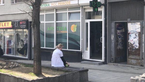 КУРТИ ОТИМА И ПЛАТЕ И ЛЕКОВЕ: Приштина организовала упад у апотеке на КиМ, и даље редови за динаре КУРТИ ОТИМА И ПЛАТЕ И ЛЕКОВЕ: Приштина организовала упад у апотеке на КиМ, и даље редови за динаре
