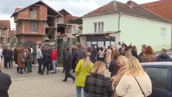 ОВО ЈЕ ТИХА ОЛУЈА - ПРОСВЕТНИ РАДНИЦИ У ШИЛОВУ ЗАБРИНУТИ: Трпимо притиске, 25 година живимо у гету (ФОТО) ОВО ЈЕ ТИХА ОЛУЈА - ПРОСВЕТНИ РАДНИЦИ У ШИЛОВУ ЗАБРИНУТИ: Трпимо притиске, 25 година живимо у гету (ФОТО)