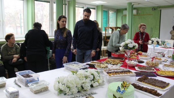 АКЦИЈА ЗА ШОСО СА ДОМОМ ВУК КАРАЏИЋ: У Сомбору одржани ликовни конкурс и хуманитарна изложба колача АКЦИЈА ЗА ШОСО СА ДОМОМ ВУК КАРАЏИЋ: У Сомбору одржани ликовни конкурс и хуманитарна изложба колача