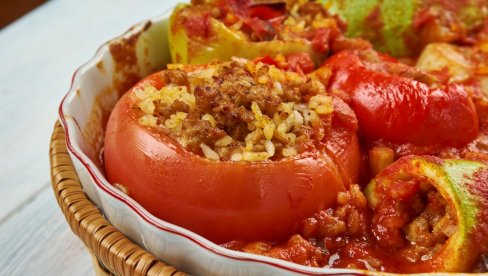 POTREBNO SAMO DA PIRINAČ ZAMENITE OVIM SASTOJKOM: Najbolji recept za punjene paprike, a tajnu otkriva ruski kuvar