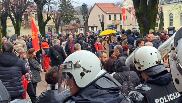 ПЕТАРДАМА И ЈАЈИМА НА ЧЕТНИКЕ И МАНДИЋА: Малобројни црногорски екстремисти дивљали пре почетка седнице Скупштине на Цетињу ПЕТАРДАМА И ЈАЈИМА НА ЧЕТНИКЕ И МАНДИЋА: Малобројни црногорски екстремисти дивљали пре почетка седнице Скупштине на Цетињу