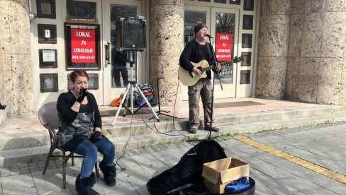 СУНЦЕ И УЛИЧНИ СВИРАЧИ: Грађани Зрењанина уз Ивану и Путу уживају у хитовима (ВИДЕО) СУНЦЕ И УЛИЧНИ СВИРАЧИ: Грађани Зрењанина уз Ивану и Путу уживају у хитовима (ВИДЕО)