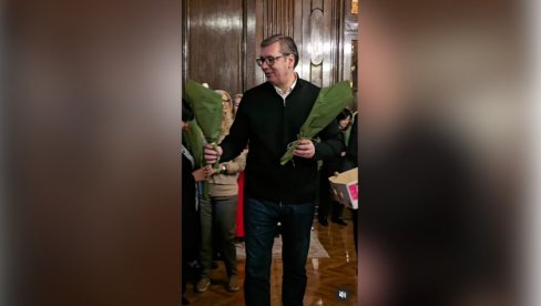 DRAGE ŽENE, HVALA VAM ZA LJUBAV, HVALA VAM NA SVEMU! Lepi snimci iz Predsedništva - Vučić podelio cveće damama (VIDEO) DRAGE ŽENE, HVALA VAM ZA LJUBAV, HVALA VAM NA SVEMU! Lepi snimci iz Predsedništva - Vučić podelio cveće damama (VIDEO)