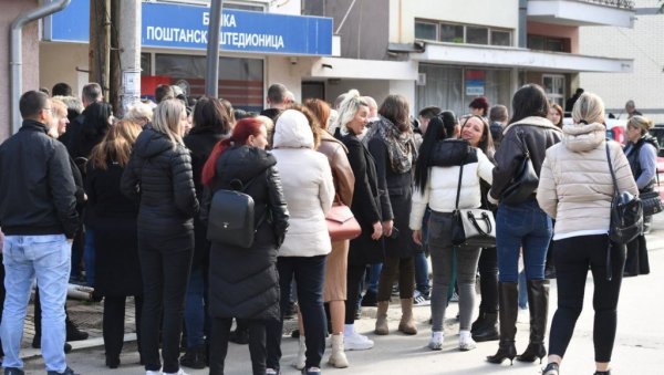 ДОСТА ЈЕ ТЕШКА СИТУАЦИЈА: Геронтодомаћице и лични пратиоци тешко до својих зарада како би задовољили најосновније потребе (ФОТО) ДОСТА ЈЕ ТЕШКА СИТУАЦИЈА: Геронтодомаћице и лични пратиоци тешко до својих зарада како би задовољили најосновније потребе (ФОТО)