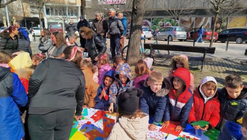 PODRŠKA JELENI LAZIĆ: Humanitarna prodajna izložba najmlađih Paraćinaca (FOTO)