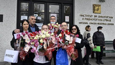 RUŽE ZA 200 OSMEHA: Učenici Medicinske škole Beogradobradovali pacijentkinje Instituta za onkologiju i radiologiju (FOTO)