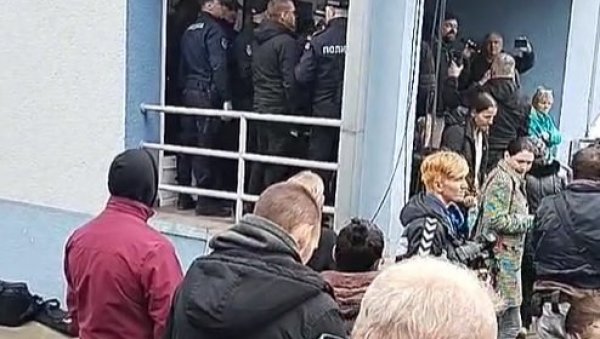 ПОКУШАЈ УПАДА У ЦЕНТАР ЗА СОЦИЈАЛНИ РАД У НОВОМ САДУ: Група грађана пружила подршку Ани Михаљици због одузимања троје деце ПОКУШАЈ УПАДА У ЦЕНТАР ЗА СОЦИЈАЛНИ РАД У НОВОМ САДУ: Група грађана пружила подршку Ани Михаљици због одузимања троје деце