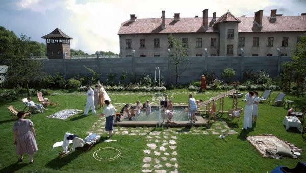 КАКО ЈЕ ПОРОДИЦА РУДОЛФА ХЕСА ЖИВЕЛА У ЦВЕћУ, УЗ БАЗЕН, ПОРЕД АУШВИЦА: У сусрет Оскару и ТВ премијери филма Зона интереса КАКО ЈЕ ПОРОДИЦА РУДОЛФА ХЕСА ЖИВЕЛА У ЦВЕћУ, УЗ БАЗЕН, ПОРЕД АУШВИЦА: У сусрет Оскару и ТВ премијери филма Зона интереса