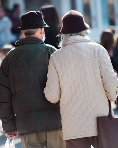 СЕОБА ДЕКА И БАКА: Јужну Италију са коферима у рукама напушта и најстарија генерација