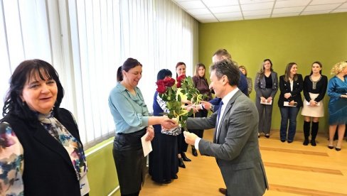 DAN ŽENA POD MAJEVICOM: Načelnik opštine Ugljevik Vasilije Perić čestitao 8. mart sugrađankama DAN ŽENA POD MAJEVICOM: Načelnik opštine Ugljevik Vasilije Perić čestitao 8. mart sugrađankama