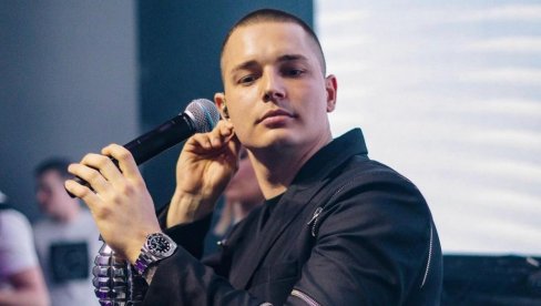 KONAČNO SE POJAVIO NASLEDNIK MILANA STANKOVIĆA? Pevač jednim potezom dao poseban poklon ženama KONAČNO SE POJAVIO NASLEDNIK MILANA STANKOVIĆA? Pevač jednim potezom dao poseban poklon ženama