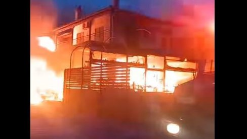 POŽAR U JEDNOM OD OMILJENIH SRPSKIH LETOVALIŠTA: Vatrena buktnja progutala skoro čitav objekat, sumnja se da je ovo razlog (VIDEO) POŽAR U JEDNOM OD OMILJENIH SRPSKIH LETOVALIŠTA: Vatrena buktnja progutala skoro čitav objekat, sumnja se da je ovo razlog (VIDEO)