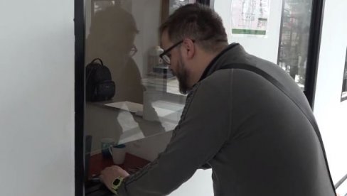 SVAKI DAN JE NOVA BORBA ZA PREŽIVLJAVANJE: Brojni Srbi sa KiM zbog samovolje Kurtija moraju prevaliti dug put kako bi došli do novca (VIDEO) SVAKI DAN JE NOVA BORBA ZA PREŽIVLJAVANJE: Brojni Srbi sa KiM zbog samovolje Kurtija moraju prevaliti dug put kako bi došli do novca (VIDEO)