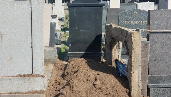 ОТАЦ УБИЦА ИЗ НОВОГ САДА ДОБИО СПОМЕНИК: На вечни починак га испратили само гробари и 1 рођак ОТАЦ УБИЦА ИЗ НОВОГ САДА ДОБИО СПОМЕНИК: На вечни починак га испратили само гробари и 1 рођак