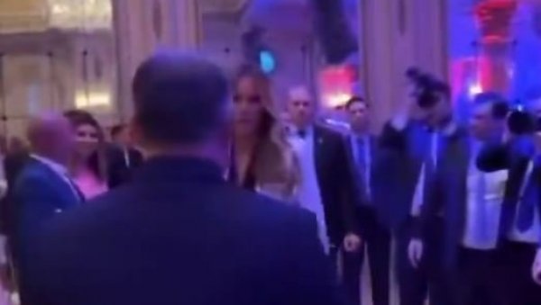 ОРБАНОВА ПОСЕТА ТРАМПУ УЗБУРКАЛА ЈАВНОСТ: Премијер Мађарске показао какав је џентлмен, Меланија остала без речи (ВИДЕО) ОРБАНОВА ПОСЕТА ТРАМПУ УЗБУРКАЛА ЈАВНОСТ: Премијер Мађарске показао какав је џентлмен, Меланија остала без речи (ВИДЕО)