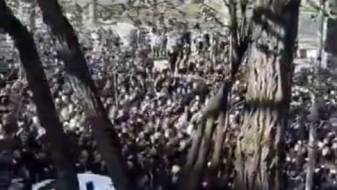 CRNO-BELA REKA: Ovako su grobari krenuli na večiti derbi (VIDEO) CRNO-BELA REKA: Ovako su grobari krenuli na večiti derbi (VIDEO)