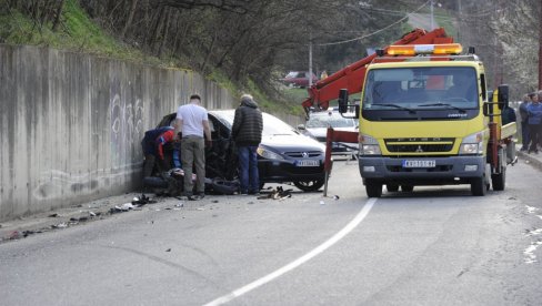 TEŠKA SAOBRAĆAJNA NESREĆA KOD KRALJEVA: Motociklista (29) poginuo na licu mesta, uviđaj u toku (FOTO)